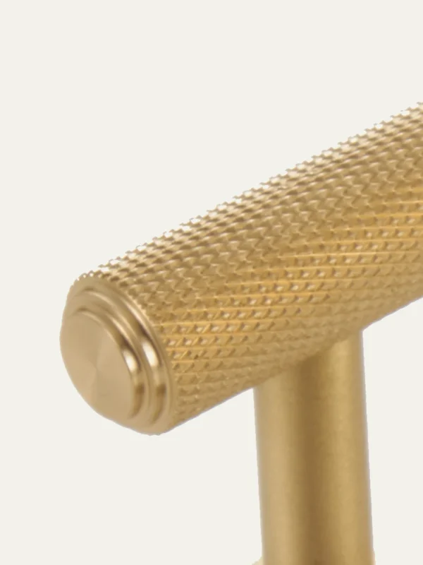 The Tetbury Knurled Pull in Satin Brass, close-up of the stepped bar end and diamond knurling